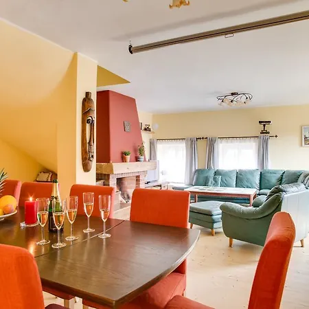 Amazing 5 Bedroom House Krumlov 82 - 4 Min Walk To Main Square *