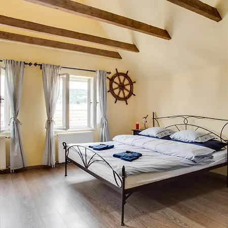 Amazing 5 Bedroom House Krumlov 82 - 4 Min Walk To Main Square